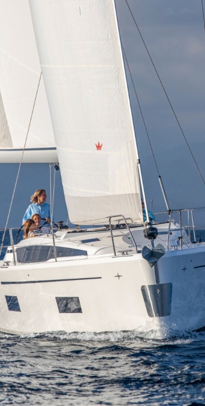 Bavaria C42, side deck