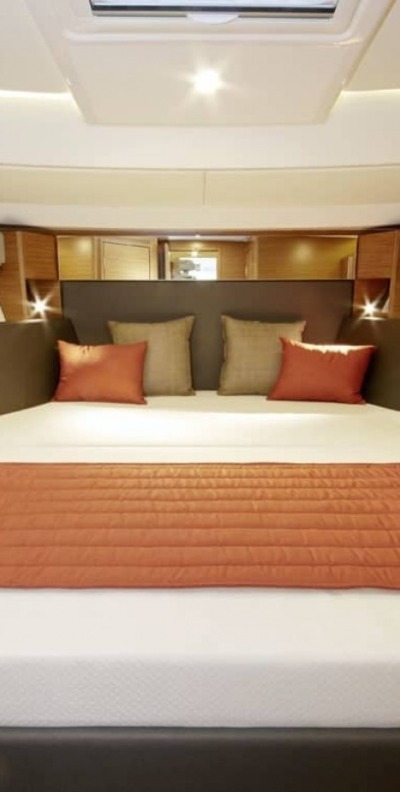 Bavaria S45, below deck