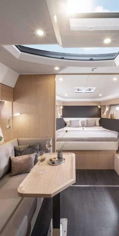 BAVARIA SR38 bow cabin