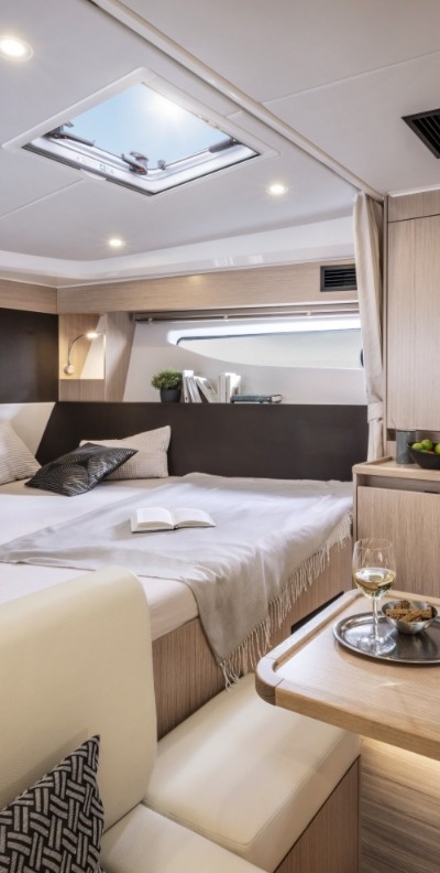 Bavaria SR35, below deck