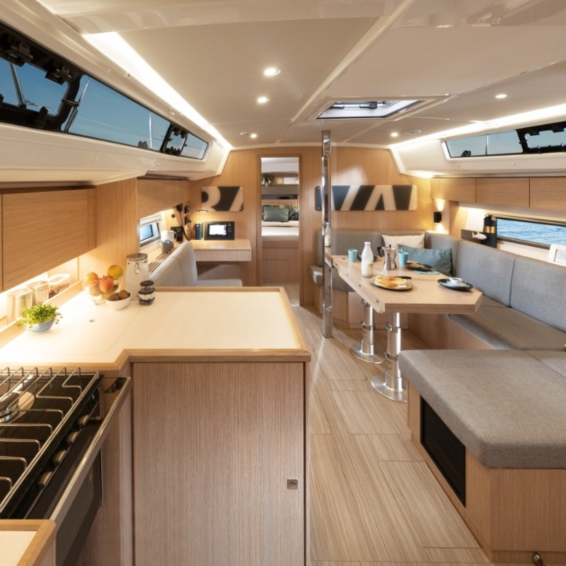 Bavaria C42, layout