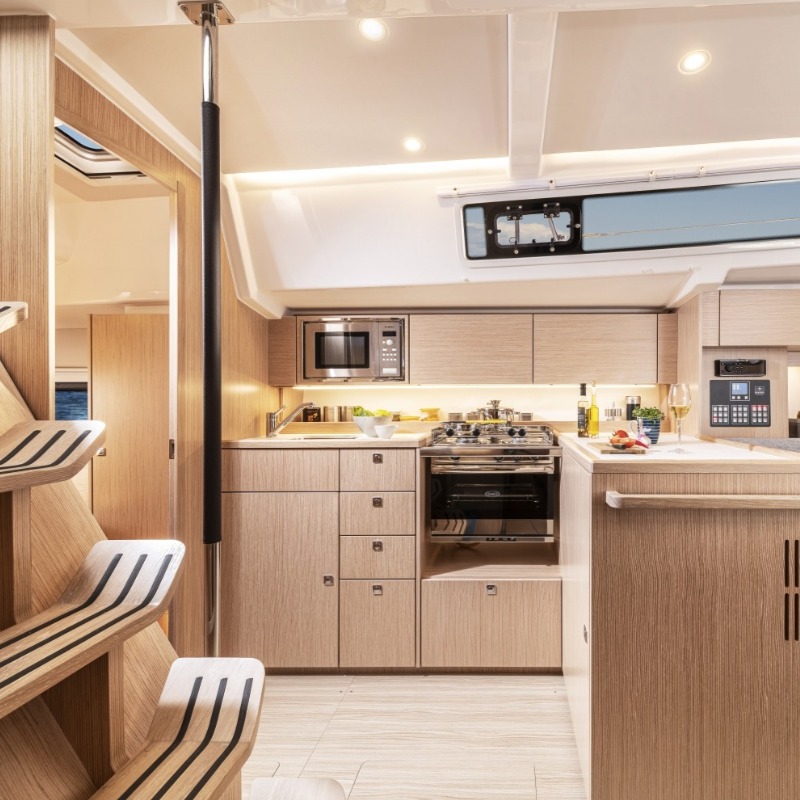 Bavaria C38, cabin layouts